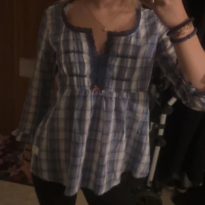 Mörkblå blus från odd Molly  - Mörk blå blus från odd Molly storlek 1 (skulle säga S) 