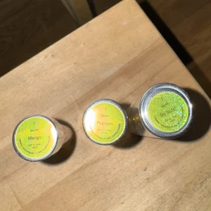 Sniph parfymset: Mango, Popcorn, Go Nuts - Tre unika dofter från Sniph: Mango, Popcorn och Go Nuts. Varje flaska innehåller 8 ml. En etui följer med. Endast testade, var inte riktigt min smak. Varje flaska kostar 225kr ny. Har lagt till beskrivning för varje parfym. Vill bara bli av med de. 