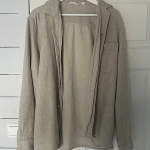 Dobber skjorta  - Beige linne skjorta i väldigt fint skick, storlek M. Nypris 599