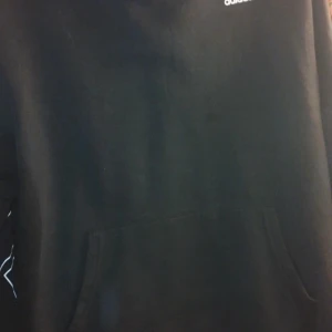 NY Svart Adidas hoodie S - Svart hoodie från Adidas med stor vit logga längdt med båfa ärmsrnah klassisk känguruficka framtill