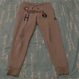 Hoodrich byxor - Säljer ett par grå mjukisbyxor från Hoodrich i storlek S. Dom är använda endast 4-5 gånger. Nypris 800kr. 