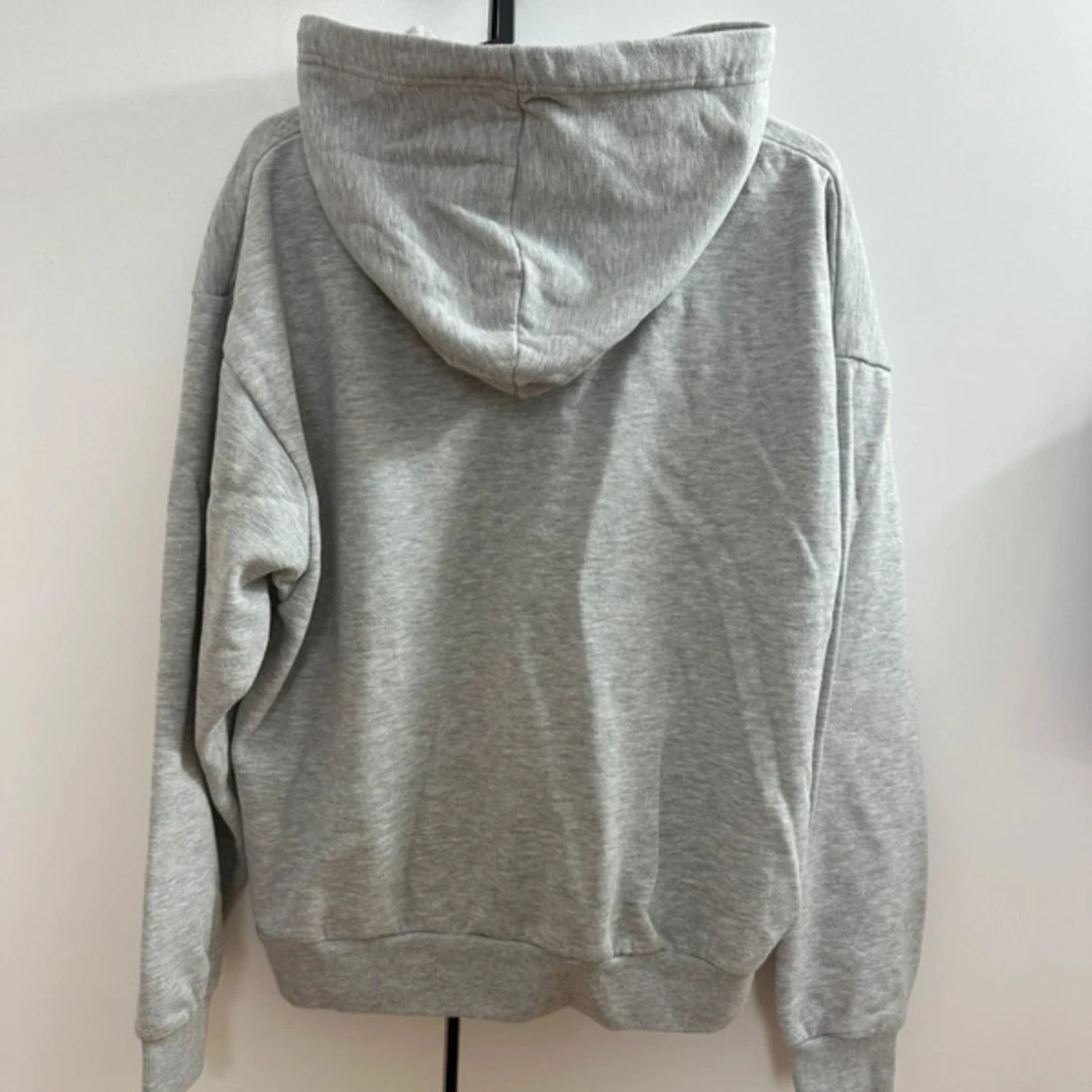Grå hoodie   - 1