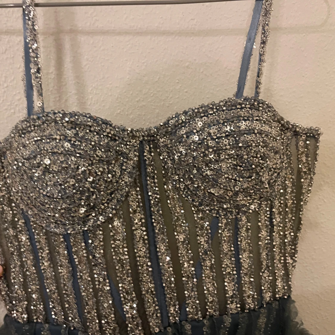 Glittrig blå långklänning med paljetter - 2