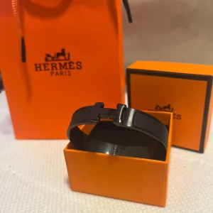 HH armband  - Jätte bra skick , redo för nya ägare 