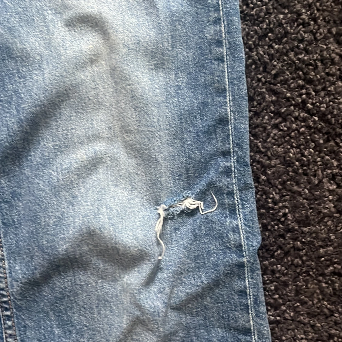 Blå raka jeans med slitningar - 2