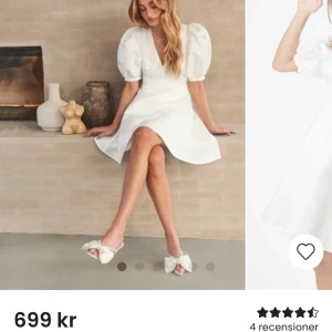 Studentklänning- Vit kort klänning med puffärmar - Heej säljer min fina studentklänning som tyvärr inte kom till användning sista sekund då jag valde en annan liknande. Prislappen är kvar. Klänningen är även slutsåld på hemsidan. Superfin vit kort klänning med v-ringning och stora puffärmar. Klänningen har en lätt utsvängd kjol och markerad midja som ger en snygg siluett. Strolek: 34/ XS/S. Skickar egna bilder vid intresse ❤️