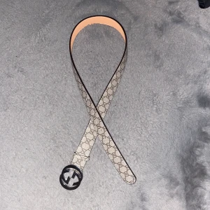 Beige GG bälte - Oanvänd GG bälte i beige färg med silverfärgad GG-spänne. Perfekt för dig som vill ha en lyxig detalj till outfiten.