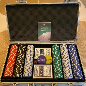 Pokerset med väskan  - Pokerset med väskan. Liter grejer saknas i setet, se bilderna! Väskan är skadad och tejpad.