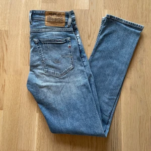 Ljusblå Replay Grover jeans W30 L32 - Jag säljer dom här riktigt snygga Replay Grover jeansen. Storleksetiketten är avklippt men de är storlek W30 L32. De är inte använda mycket alls och är i fint skick. Tveka inte att höra av er!         Mått: Längd=106cm. Midja=39cm