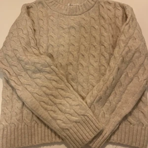 Stickad tröja - Stickad tröja från h&m. Använd köp nu 💗