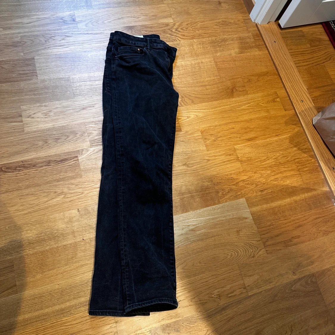 Svarta regular fit jeans från H&M - 1