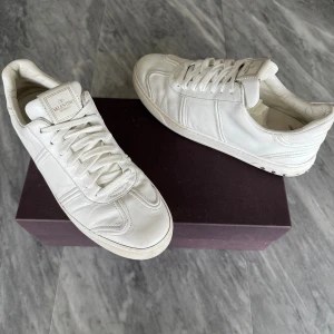 Valentino Flycrew skor - Valentino Flycrew skor  -  Skick: Grymt skick, tappat 1 nit  -  Nypris: 6000kr  -  Ingår: Valentino dustbag -  Hör av dig vid minsta fråga🙌🏼