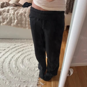 Svarta mjukisbyxor från 157💕 - Svarta mjukisbyxor från 157 i storlek XS, Byxorna har en bred resår i midjan med snörning och raka ben💓 Mjukt material som är skönt att ha på sig och passar perfekt för chill dagar💞 säljer för de ej kommer till användning 💗