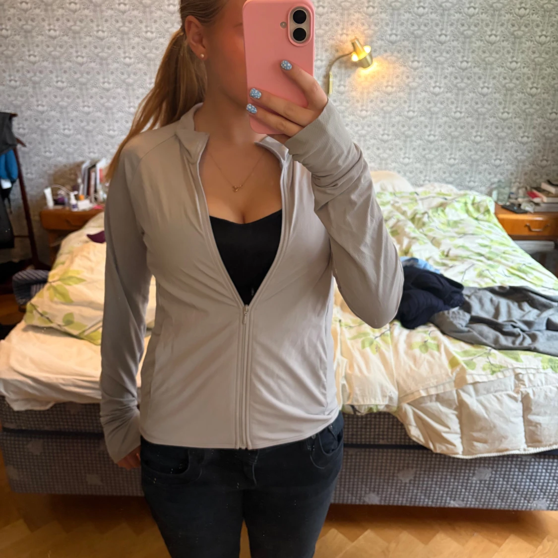 Ljusgrå ziptröja med lång ärm