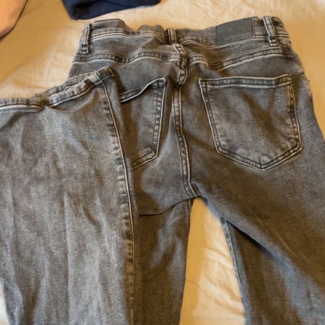 Gråa straight/bootcut jeans från Gina  - 2