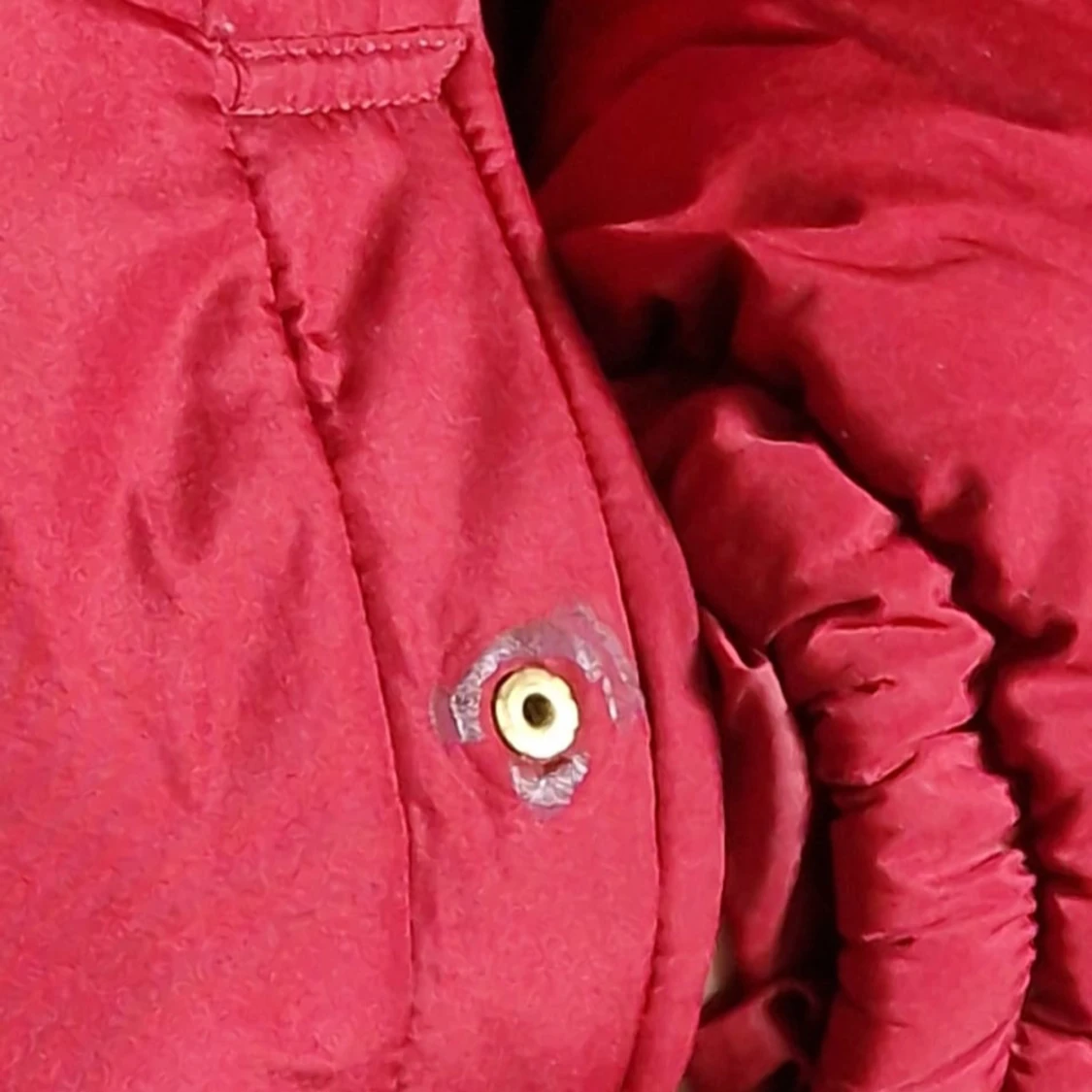 Röd quiltad pufferjacka med fuskpäls - 2