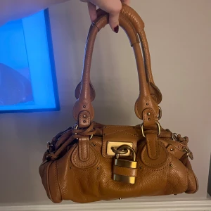 Chloé Paddington väska  - Säljer min fina Paddington handväska från Chloé i färgen camel I skinn. Den är köpt vintage av mig. Skriv om ni har frågor eller vill ha fler bilder!🩷 kan mötas och frakta 