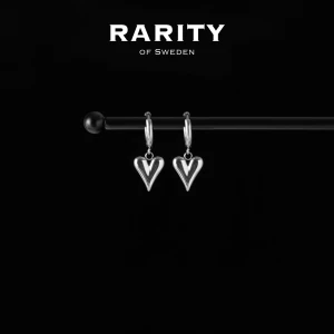 Heart Earring - Silver: Silverörhängen med hjärtan  - Otroligt snygga örhängen med hjärtan i rostfritt stål!! Örhängena är i fin silvrig färg och passar så bra för att piffa upp en outfit och lägga till en extra detalj🪽Likt alla andra våra smycken tål dessa örhängen vatten och håller sitt glans länge!! Vid frågor eller funderingar - välkommen att skriva till oss🪽