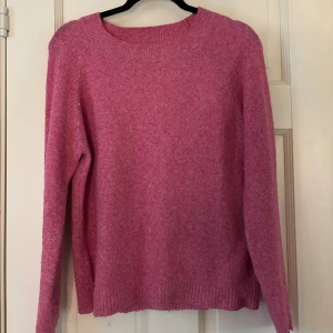 Rosa stickad tröja från Vero Moda - Mysig rosa stickad tröja från Vero Moda i storlek M. Passar dock mig som har storlek XS/S. Nästan aldrig använd!