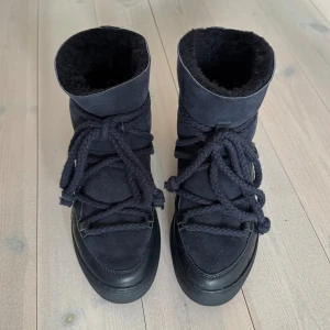 Marinblå Inuikii vinterskor - Super fina Inuikii skor i fint skick! Innersula och yttersula med minimal slitage. Perfekt till vinter.