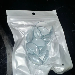 Hörnskydd TransparentDiskreta hörnskydd till vassa hörn - Diskreta hörnskydd i transparent silikon för bord eller andra vassa hörn. Förhindrar att ditt barn skadar sig på farliga hörn i hemmet. Fästs enkelt med den medföljande dubbelhäftande tejpen. Den transparenta designen på hörnskydden smälter fint in med dina möbler och tar liten plats transparenta hörnskydd: 1. Rengör ytan noga från smuts och fett 2. Dra av skyddsfilmen från den dubbelhäftande tejpen 3. Placera hörnskyddet på underlaget och pressa hårt i 10-15 sekunder 4. Låt härda i ca 12h 