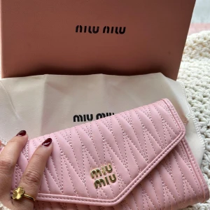 Miu Miu Wallet on Chain - Miu Miu wallet on chain with dustbag and box 
