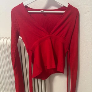 Vringad blus NELLY - v-ringad blus från Nelly med knytning! Köptes via Vinted men säljer vidare då jag inte fick användning av den, dock superfin och perfekt som en fintopp 😇