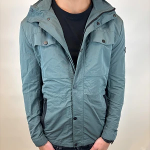 J.Lindeberg Jacka  - Hej! Säljer nu denna väldigt snygga och eftertraktade J.Lindeberg Fieldjacka!  Jackan är slutsåld överallt och går inte att få tag på… jackan är perfekt nu till hösten/vintern. Storlek S, Skick 9,5/10  Ny pris: 6000 kr Säljs för: 1499 kr