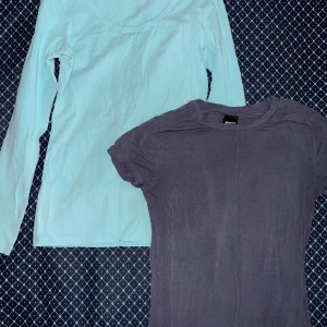 2 långärmad toppar Gina Tricot - 2 långärmad toppar från Gina Tricot i storlek S. en i ljusblåa en i blåagraå frög typ. Enkel och stilren design med rund halsringning, tillverkad i mjukt bomullsmaterial. Perfekt att matcha med jeans eller kjol för en chill look.