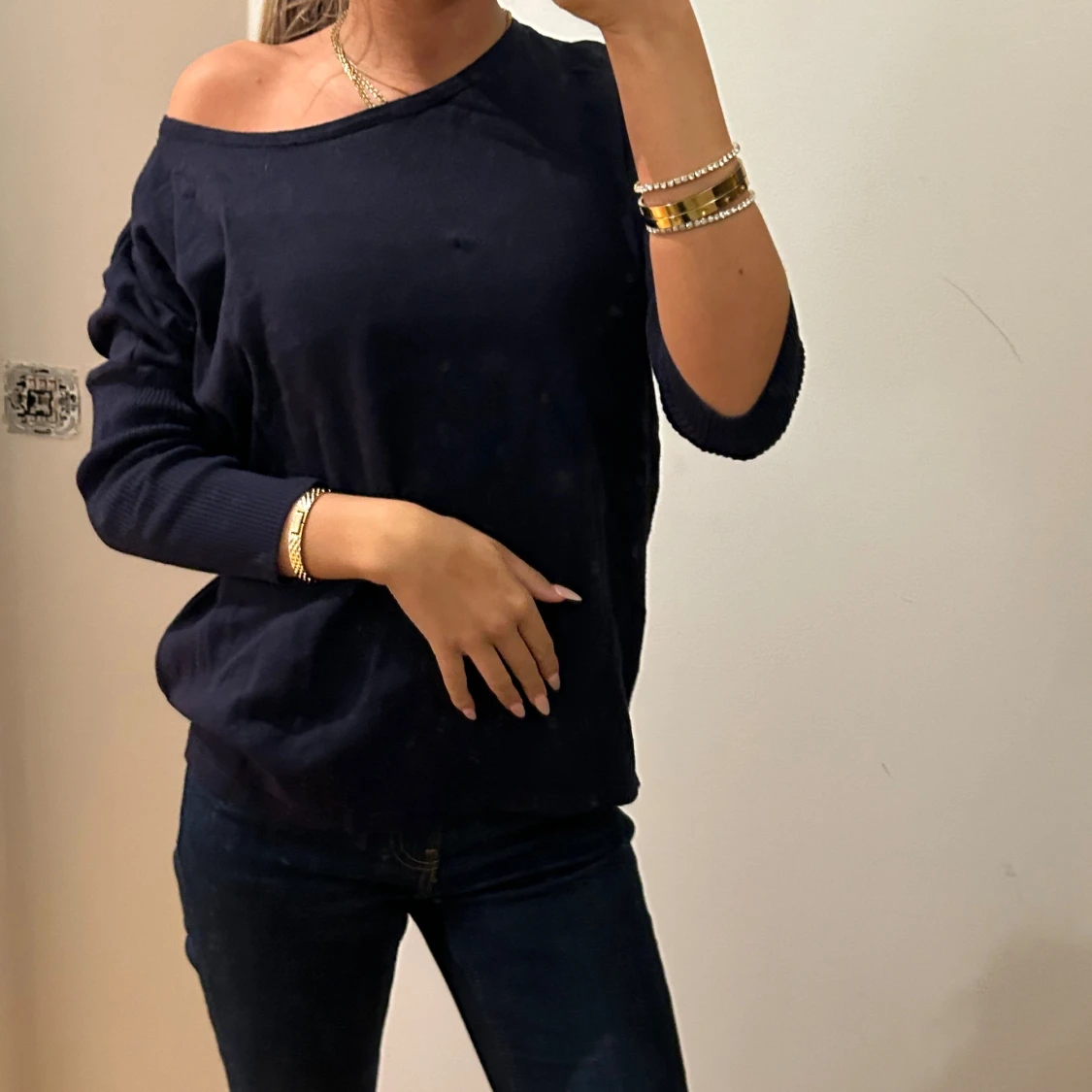 Mörkblå offshoulder stickad tröja - 4