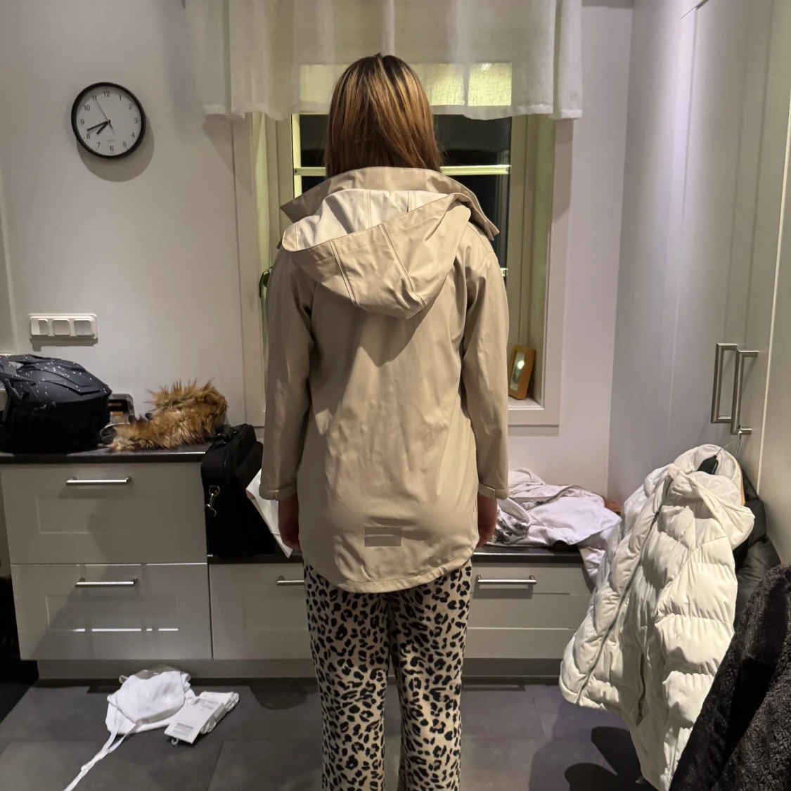 Beige regnjacka med huva - 1