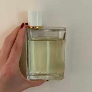 Burberry Her EdT 100ml - Luktar så gott och fräscht men kommer tyvärr inte till användning. Den håller länge och har bra ”sillage” trots att det är en EdT. Har fått många komplimanger för den. Ca 75% kvar💕