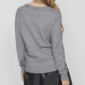 Grå stickad tröja  - Säljer en grå stickad tröja från vila! Inga tecken på andvändning. Bilderna är tagen från vilas hemsida, skriv ifall ni vill se bilderna jag har tagit 💗Skriv vid intresse. Har en samma i vit till salu 😊