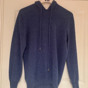 Kashmir Hoodie - Säljer denna blåa Kashmir hoodie i gott skick! | Skick 8/10! | Storlek S | Hör av dig vid minsta fundering! | Pris kan diskuteras vid snabb affär! | 