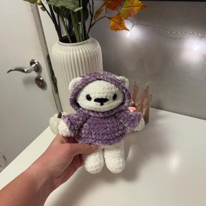 Virkad isbjörn i ljuslila hoodie🤍💜 - Denna söta isbjörnen har jag virkat med polyester garn från Niimo, garnet Alfred💜🤍 Det är ett väldigt mjukt och skönt garn🤍 Man får tänka på att man kan inte dra i säkerhetshögonen hur mycket som helst (speciellt små barn) dom skulle kunna lossna, dom sitter bra men jag vill ändå tillägga risken finns💜    ✨ Detaljer: – Handvirkad med mjukt garn från Niimo – Ca 20cm lång –  Isbjörn med lila hoodie – Hårda ögon  – Unik bara en finns i denna färgkombination (ännu) - Handgjord med kärlek🤍💜 - Jag som
