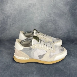 Valentino rockrunner - Skick: 9,5/10, som ny. | Ingår: Skor. | Nypris: +- 7000 SEK. | thegrandcloset.com för mer info!