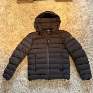 Svart pufferjacka från Colmar - Snygg svart från Colmar med huva och dragkedja framtill. Storlek M, men sitter som STORLEK S! Jättefint skick! Hör av er vid frågor!