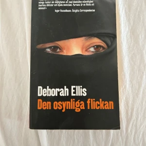 Den osynliga flickan - Perfekt för ungdomar och skolor. Fint skick, bara lite slitage på omslaget. 💰 Pris: 60 kr (kan diskuteras) 📦 Frakt via Plick. Paketpris om du köper fler av mina böcker. En gripande och hoppfull berättelse om Parvana, en ung tjej som tvingas kämpa för sin frihet och familj under svåra förhållanden i Afghanistan. Boken ger en personlig inblick i livet under talibanregimen och hur mod kan förändra allt. Gripande och viktig berättelse om mod och frihet. 