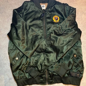 Adidas jacka  - Säljer en extrem sällsynt Adidas skateboarding edition. Mycket ovanliga. Priset går att diskutera.  För mer spännande klädder kolla in profilen. 