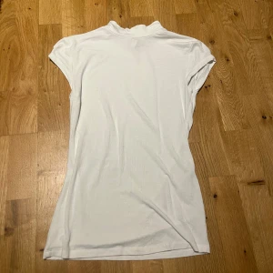 Nelly topp - Nelly topp med högkrage, nypris 250😇😇