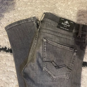 Grå jeans från Replay - Säljer ett par grå jeans från Replay! Jeansen är insydda liten för en mer tightare och ”grisch” look. Ny pris ~ 800 kr. | Dm för frågor! 