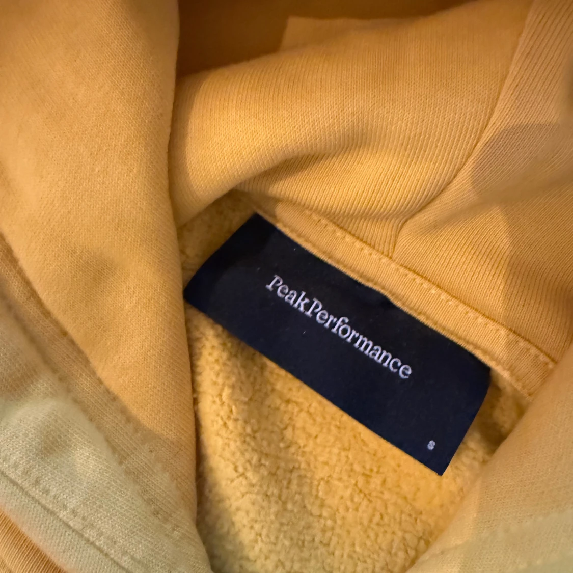 Gul hoodie från Peak Performance - 1