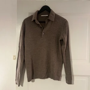 A Days March 100% Merino - Mjuk långärmad tröja från A Days March gjord av 100% merino ull. Storlek M men passar som S. Skicka gärna ett meddelande om du har frågor! 