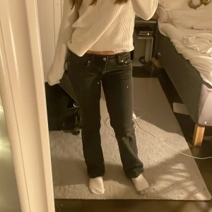 Svarta bootcut jeans  - Svarta jeans från lager 157 med fina knappfickor, har sytt dem lågmidjade 💗