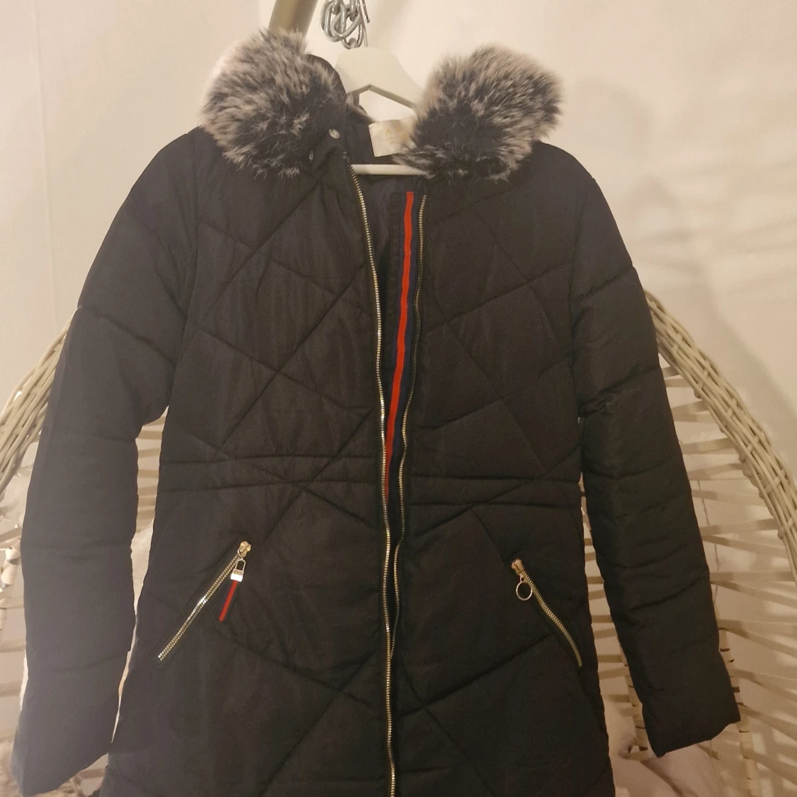 Svart lång dunjacka med fuskpäls - 1