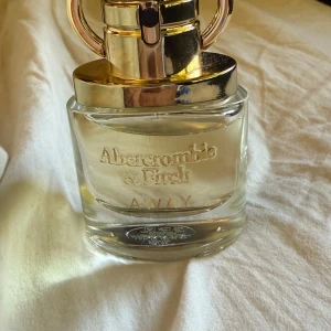 Abercrombie & Fitch Away EdP 30ml - Abercrombie & Fitch Away – Eau de Parfum 30 ml  Superfräsch doft – knappt använd, över 95 % kvar. Originalflaska, inget lock saknas, allt i fint skick. Perfekt storlek för necessären eller väskan. Nypris ca 500–600 kr
