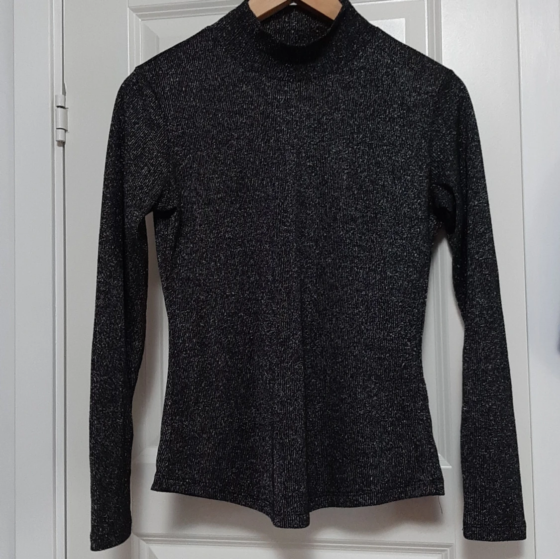 Glittrig svart polotopp från Lindex - 2