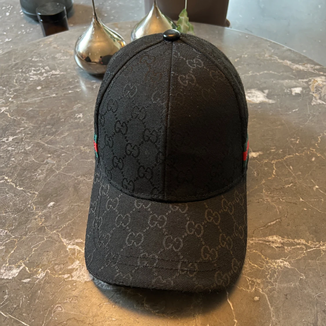 Svart keps med GG-mönster