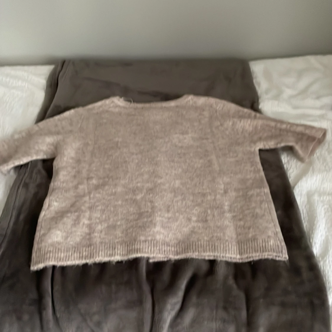 Beige stickad kofta med pärlknappar - 1