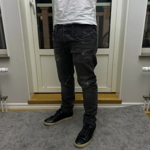 Gråa jeans från Jack and Jones W33/L34 - Ett par jätte snygga jeans från jack and jones! Med as feta revor från fabrik! I färgen mörkgrå. Modell Slim Fit/Glenn. Storlek W33/L34. Nyskick 10/10. 😀